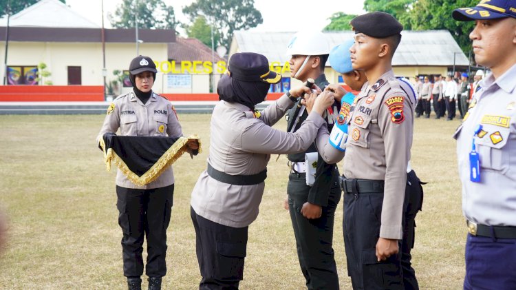 Kapolres Salatiga AKBP Aryuni Novitasari saat menyematkan pita tanda dimulainya Ops Kepolisian Mantap Praja Candi 2024-2025 untuk pengawasan pilkada yang akan datang, di Lapangan Bhayangkara Polres Salatiga, Jumat (23/8) petang. Erna Yunus B/RMOLJateng