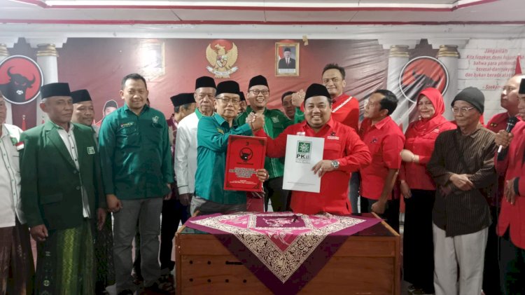 Ketua DPC PKB Kabupaten Batang Fauzi Fallas (kiri) bersama Ketua DPC PDI Perjuangan Batang Ahmad RIdwan usai tanda tangani MoU koalisi Pilkada 2024. RMOL Jateng/Bakti Buwono