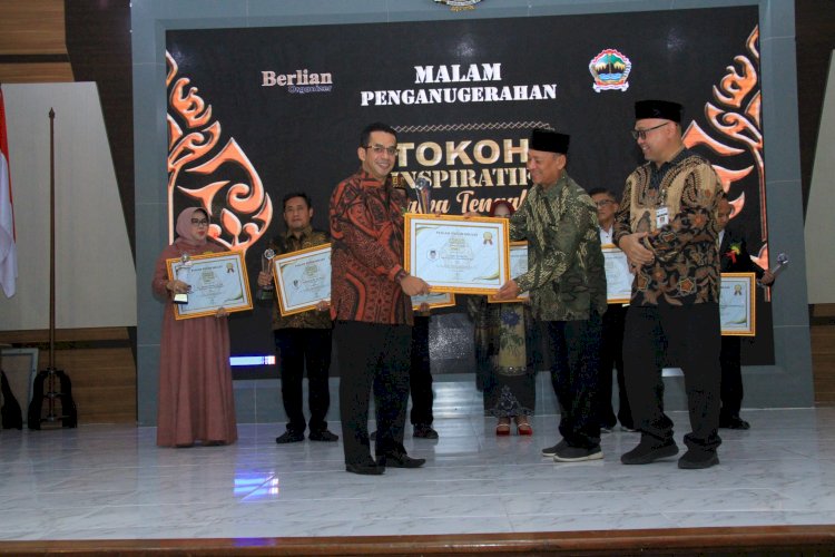 Anggota DPR RI Terpilih Rizal Bawazier dari PKS menerima penghargaan Tokoh Inspiratif Jateng 2024. IST