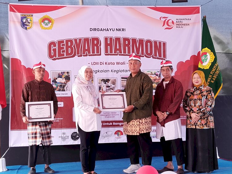 Bupati Demak (baju putih-red) saat menghadiri acara Gebyar Harmoni LDII. Nungki/RMOLJateng