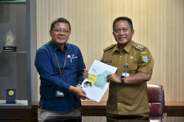 Pj Wali Kota Salatiga Yasip Khasani Saat Menerima Data Ditengah Audiensi Dengan BPS Kota Salatiga Di Ruang Kerja Wali Kota, Senin (26/08). Erna Yunus B/RMOLJawaTengah