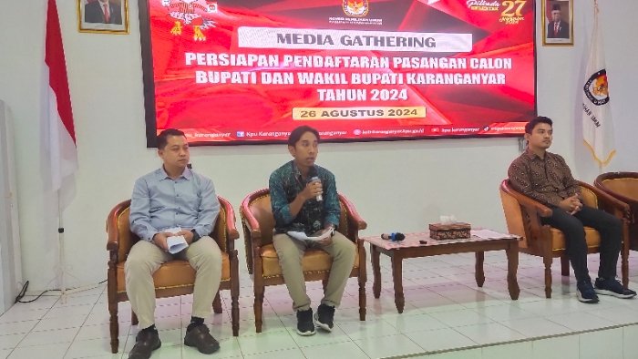 Ketua Komisi Pemilihan Umum (KPU) Karanganyar, Daryono (tengah), Senin (26/08). Dian Tanti Burhani/RMOLJawaTengah