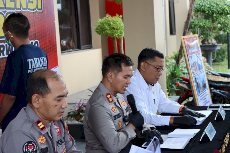 Kapolres Purworejo AKBP Edy Bagus Sumantri saat memberikan keterangan pers tentang pengajuan kredit fiktif yang dilakukan seorang karyawan KSP. Budi Agung/RMOLJateng