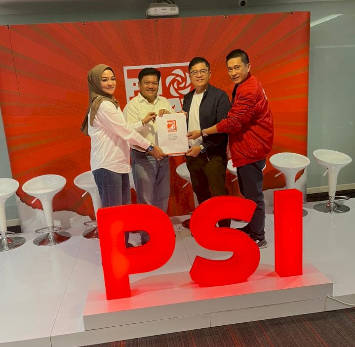 Dr. Robby Hernawan - Nina Agustin Saat Mendapatkan Rekomendasi Dari Ketua Umum PSI Kaesang Pangarep Di Jakarta. Erna Yunus B/RMOLJawaTengah
