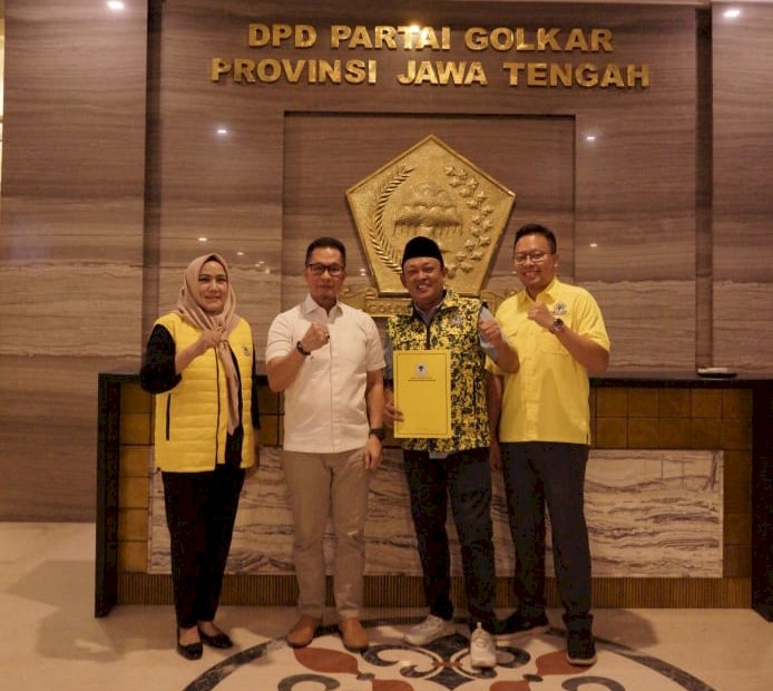 Paslon Bupati dan Wakil Bupati Kudus Hartopo dan Mawahib Afkar  menerima formulir B1 KWK di Kantor DPD Golkar Jawa Tengah di Semarang.