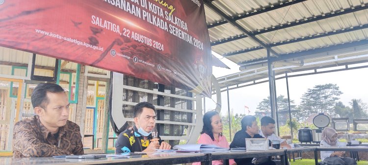 Ketua KPU Salatiga Yesaya Tiluata Dan Komisioner KPU Saat Menjelaskan Ke Wartawan. Erna Yunus B/RMOLJawaTengah