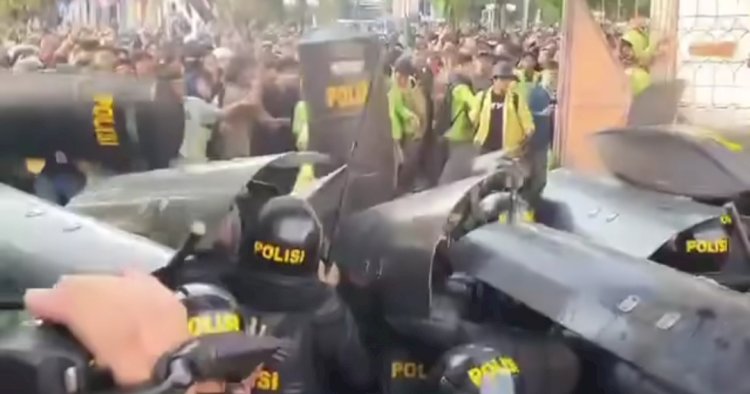 Bentrokan Mahasiswa Saat Gelar Demonstrasi Di Depan Balai Kota Semarang, Senin (26/8) Terjadi Sampai Malam Hari. Dokumentasi/RMOLJawaTengah