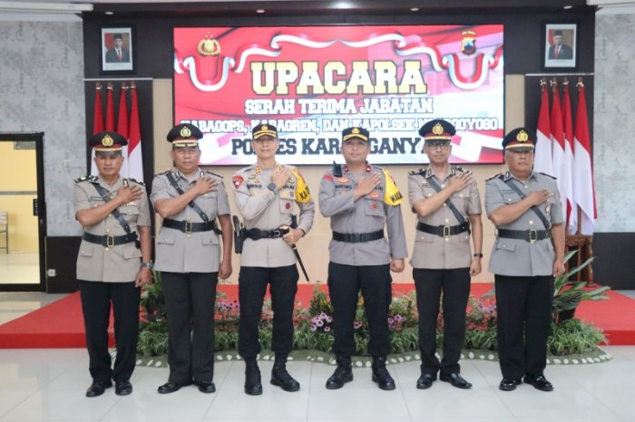 Kapolres dan Wakapolres Karanganyar bersama empat pejabat baru yang dilantik. Dian Tanti/RMOLJateng