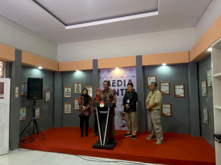 KPU Kabupaten Batang menggelar konferensi pers hari pertama masa pendaftaran Calon Bupati dan Wakil Bupati dalam Pilbup Batang 2024. RMOL Jateng/Bakti Buwono