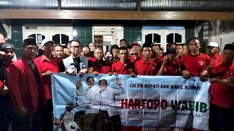 Cabup Hartopo (Berompi) membangun konsolidasi para relawan pendukungnya di salah satu rumah warga di Desa Bacin, Kecamatan Bae.