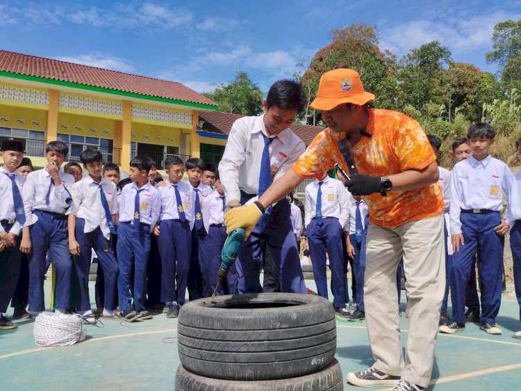 Para siswa siswa SMP IT Izzatul Islam Getasan saat mempraktikkan pembuatan ban bekas menjadi kursi dan meja berbahan dasar ban mobil bekas, Rabu (28/8). Erna Yunus B/RMOLJateng