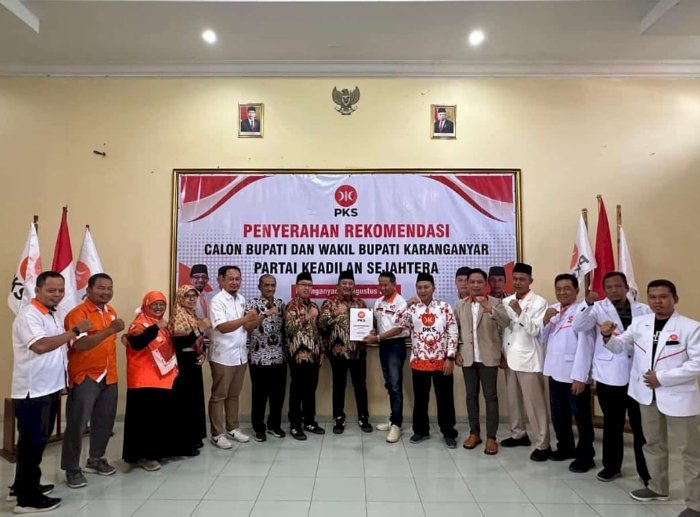 Wakil Ketua DPP Partai Perindo Koordinator Dapil IV Dan V Jawa Tengah, Paryana Serahkan Rekomendasi Kepada Rober-Adhe. Dian Tanti Burhani/RMOLJawaTengah