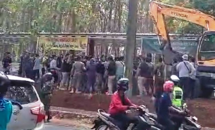 Ricuh diduga ada provokasi preman bayaran warnai penggusuran lapak milik para PKL di Mijen, Kamis (29/8). Dicky Aditya/RMOLJateng