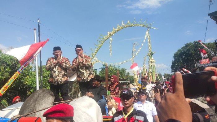 Pasangan bacalon Rober-Ade mendaftar ke KPU Karanganyar. Dian Tanti/RMOLJateng