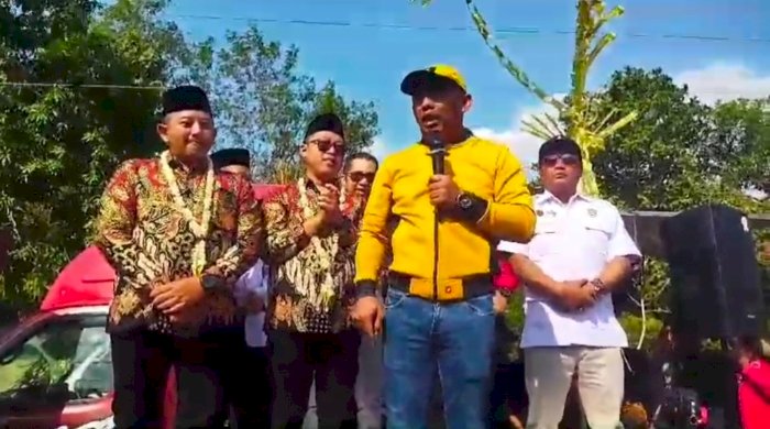 Aan Shopuanudin dari relawan topi kuning bersama paslon Rober Adhe saat memberikan orasi. Dian Tanti/RMOLJateng