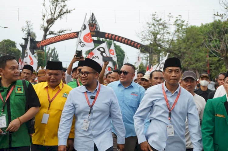Paslon Cabup - Cawabup Batang, Faiz Kurniawan (kiri) - Suyono berjalan kaki menuju kantor KPU Kabupaten Batang, Kamis (29/8). RMOL Jateng/Bakti Buwono 
