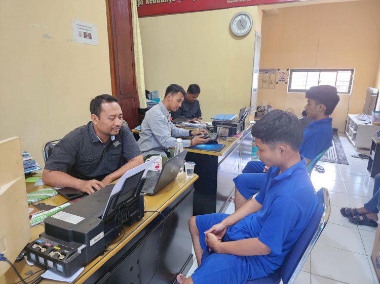 Dua remaja yang membawa clurit dengan diseret saat diperiksa Satreskrim Polres Salatiga, Kamis (29/8). Erna Yunus B/RMOLJateng