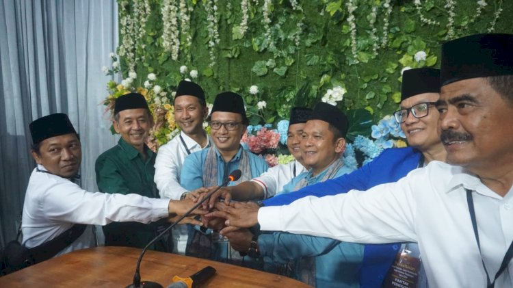 Paslon Pilwakot Pekalongan, Muhtarom - Makmur saat mendaftar di KPU Kota Pekalongan. IST
