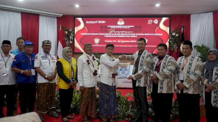 Paslon Hartopo dan Mawahib mendaftarkan diri sebagai Cabup dan Cawabup di Pilkada Kudus yang diterima KPU Kudus.
