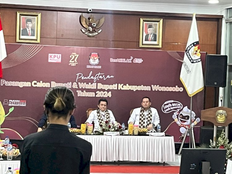 Bakal Paslon Afif-Husein saat mendaftar di KPU Wonosobo. Dok. KPU Wonosobo