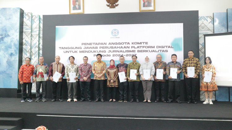 Ketua Dewan Pers Ninik Rahayu pada Jumat (30/08) pagi menyerahkan Surat Keputusan Ketua Dewan Dewan Pers Nomor 37/DK-DP/VIII/2024 tentang Pengangkatan Keanggotaan Komite Tanggung Jawab Perusahaan Platform Digital dalam Mendukung Jurnalisme Berkualitas. Penyerahan SK dan penetapan anggota komite dihadiri Menkopolhukam Hadi Tjahjanto dan Wakil Menkominfo Nezar Patria. Istimewa