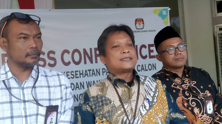 Ketua KPU Grobogan bersama anggota lainnya saat gelar konferensi pers di RSUP Kariadi Semarang, Sabtu (31/8) Rubadi/RMOLJateng. 