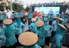 Tarian Caping Kalo Massal Warnai Pembukaan Kudus Fashion Week 2024