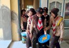 Ajak Jaga Kebersihan, Anggota Pramuka Kwarran Batang Bagikan Tong Sampah Bermotif