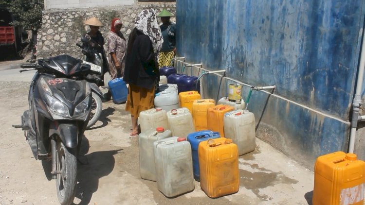 Warga Blora antre di penampungan air  untuk dapatkan air bersih, (1/9) siang. 