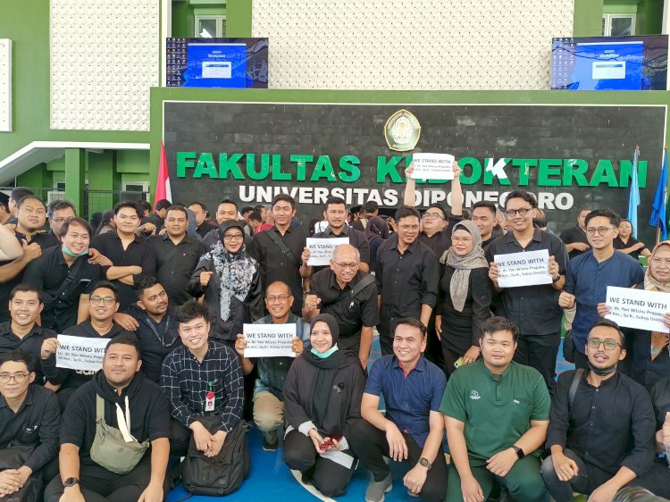 Civitas Akademika Fakultas Kedokteran Universitas Diponegoro (Undip) Mengadakan Apel Pagi Di Stadion Mini Fakultas Kedokteran Undip, Senin (02/09). Umar Dani/RMOLJawaTengah
