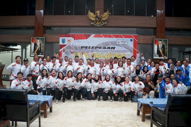 Rombongan Atlet Dan Official Dilepas Pj. Wali Kota Salatiga, Yasip Khasani, Bersama Istri Anita Yasip Dan Jajaran Forkopimda, Termasuk Ketua DPRD Salatiga Dance Ishak Palit, Senin (02/09). Erna Yunus B/RMOLJawaTengah