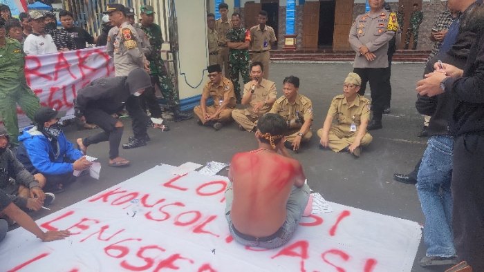 Kepala Desa Munggur temui peserta aksi demo di depan kantor balai desa. Dian Tanti/RMOLJateng