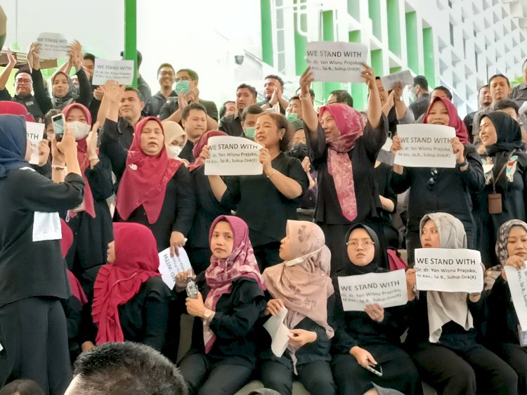 Aksi keprihatinan civitas akademika FK Undip sebagai bentuk dukungan pada dekan FK Undip, dr. Yan Wisnu Prajoko, M.Kes, Sp.B, Subsp.Onk(K),  Senin (1/9). Umar Dani/RMOLJateng