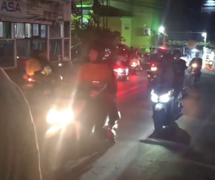 Tumpahan solar di Jalan Mulawarman, Banyumanik, Selasa (3/9) malam akibatkan beberapa pengendara motor jatuh. Dicky Aditya/RMOLJateng