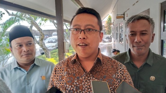 Adhe Eliana (tengah) saat memberikan keterangan pada wartawan. Dian Tanti/RMOLJateng