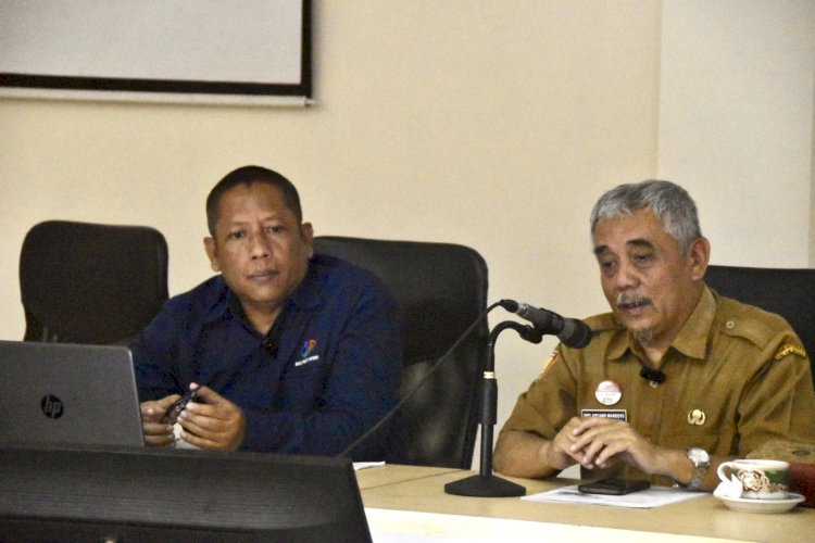 Kepala Badan Pusat Statisik (BPS) Wonosobo, Mustakim (Kiri) Bersama Sekda One Andang (Kanan). Dokumen Prokopim Wonosobo/Ari Sunandar/RMOLJawaTengah
