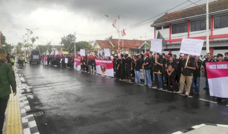 Massa Dari Rajawali Emas Saat Mendatangi Kantor Kejaksaan Negeri Kebumen, Kamis (05/09) Siang. Budi Agung/RMOLJawaTengah