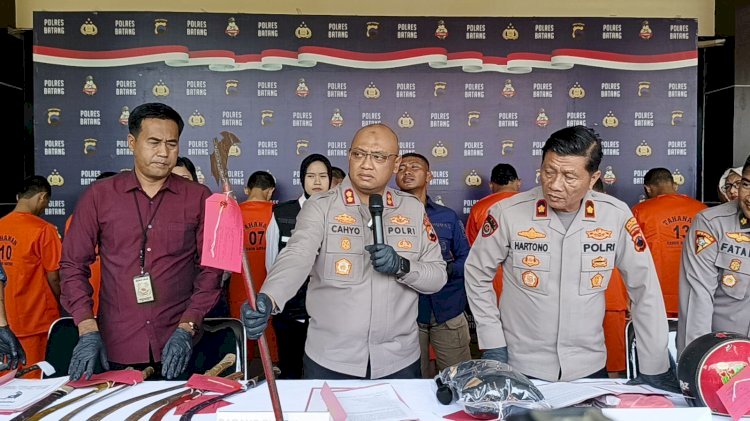  Kapolres Batang AKBP Nur Cahyo Ari Prasetyo menunjukkan senjata tajam untuk tawuran. RMOL Jateng/Bakti Buwono