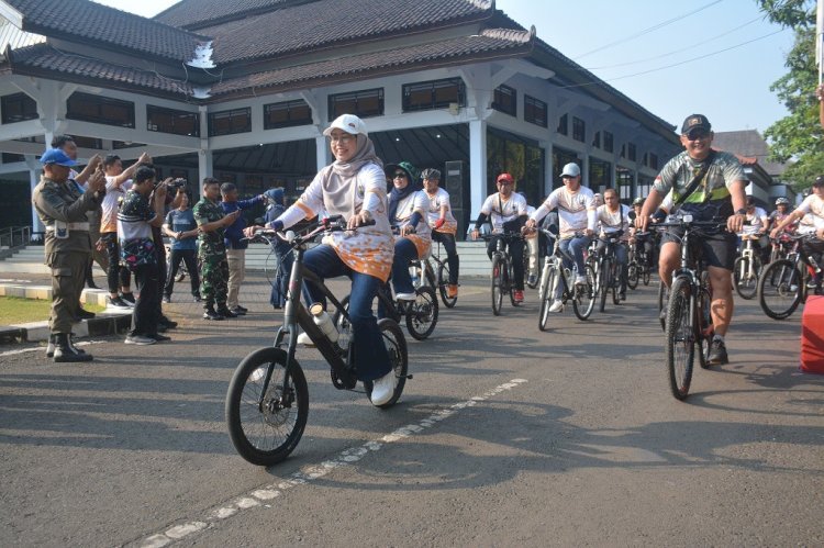 Pj BUpati Batang memimpin Gowes dalam rangka Haornas ke 41. IST