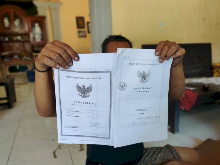 Son Haji memperlihatkan fotokopi sertifikat resmi miliknya. RMOL Jateng/Bakti Buwono