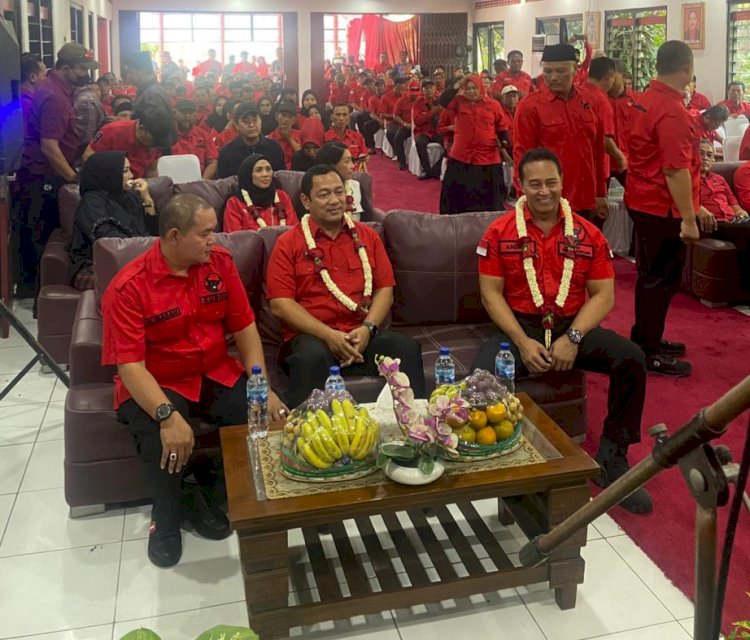 Cagub dan Cawagub Jateng Jenderal (Purn) Andika Perkasa dan Hendi duduk berdampingan dengan Ketua DPC PDIP Kudus Masan dalam kunjungannya di Kabupaten Kudus.