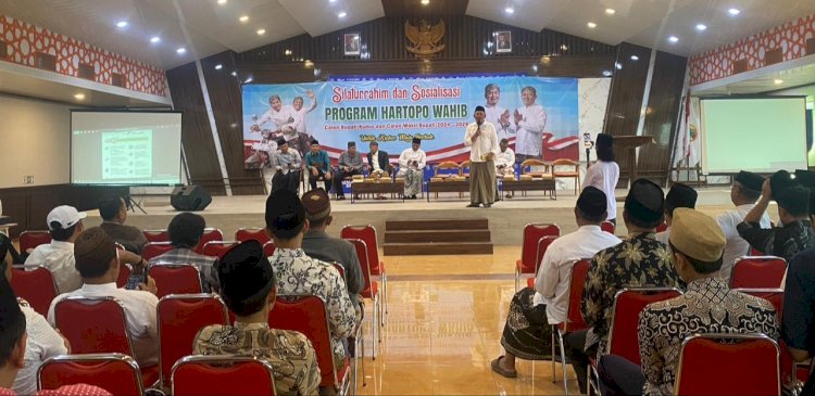 Hartopo dan Mawahib memaparkan sosialisasi program mereka dalam visi misinya sebagai Cabup dan Cawabup Kudus. 