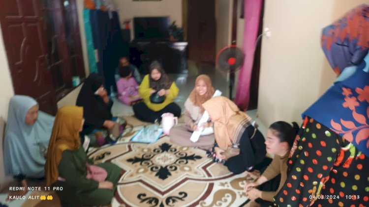 Para nasabah BMT Mitra Umat saat berkumpul di rumah warga. iST