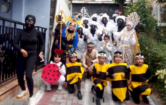 Peserta Karnaval Kutowinangun Lor diguyur hujan lebat, Minggu (8/9). Erna Yunus B/RMOLJateng