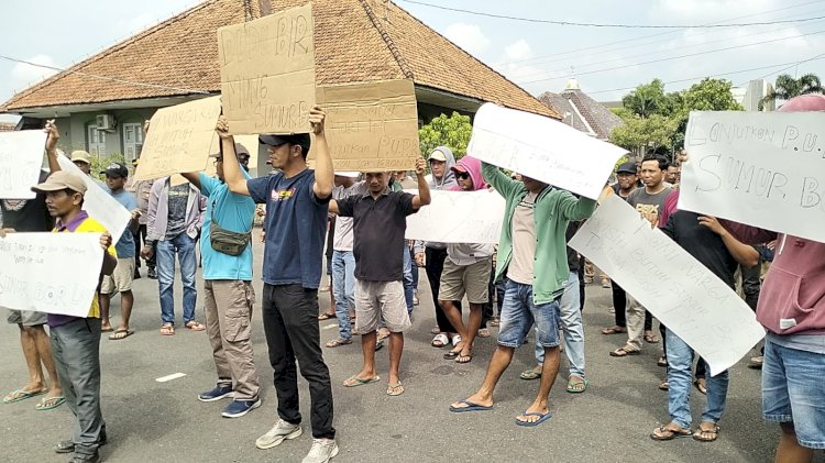 Warga Desa Kajar menggeruduk Kantor Dinas PUPR Kudus mendesak agar dinas setempat melanjutkan kembali pembangunan sumur bor proyek Pamsimas di desa setempat.