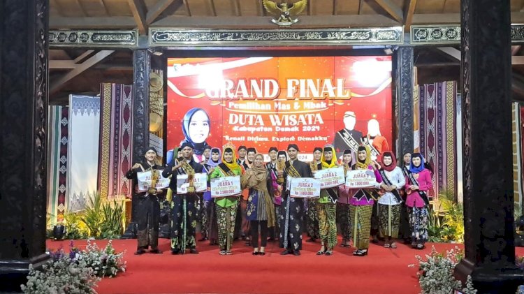 Malam grand final pemilihan Mas dan Mbak Duta Wisata Kabupaten Demak diikuti 20 finalis yang sebelumnya telah mengikuti serangkaian kegiatan.