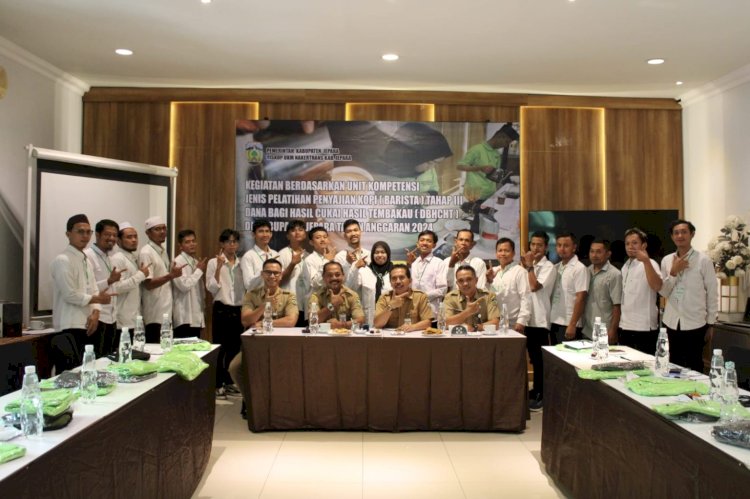 Sekda Jepara Edy Sujatmiko dan Kepala Diskop UKM Nakertrans Jepara Samiadji foto bersama peserta pelatihan penyajian kopi (barista) di RM Maribu Jepara.