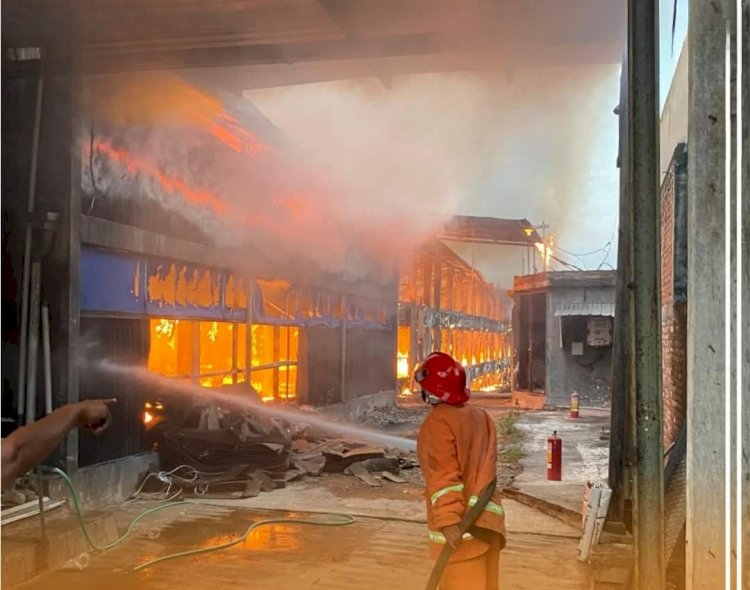 Insiden kebakaran hebat menghanguskan kandang ayam milik Diyah Wiharsi (62) warga Desa Hadipolo, Kecamatan Jekulo Kudus.