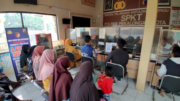 Nasabah BMT Mitra Umat Pekalongan mendatangi Mapolres Pekalongan Kota. IST