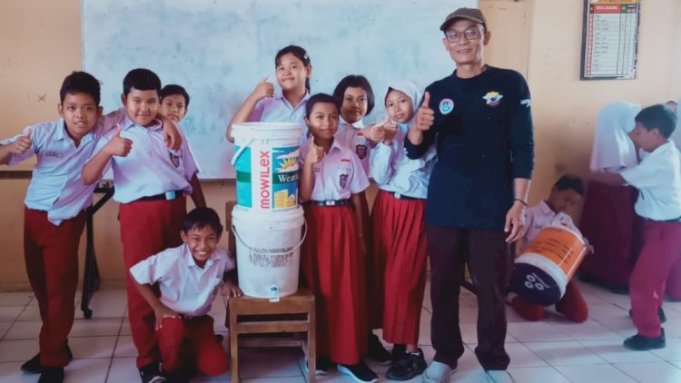 Nur Hisyam Tasliman saat mempraktikan pembuatan pupuk organik  dari sampah organik di SDN 1 Kuripan Purwodadi. Rubadi/RMOLJateng